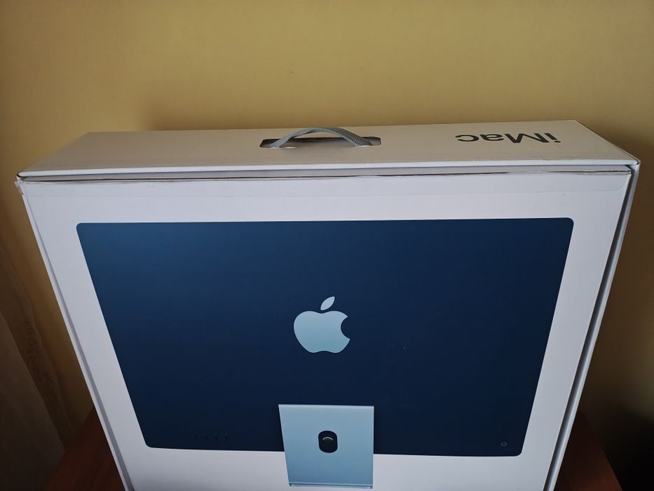 I Mac 24 inch with an Apple M1 chip(8core gpu,8GB ram,512GB SSD).