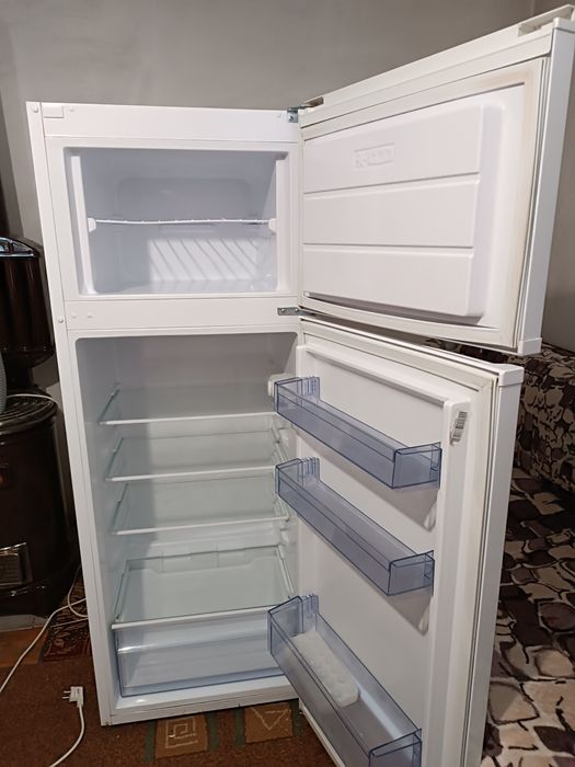 Хладилник с фризер