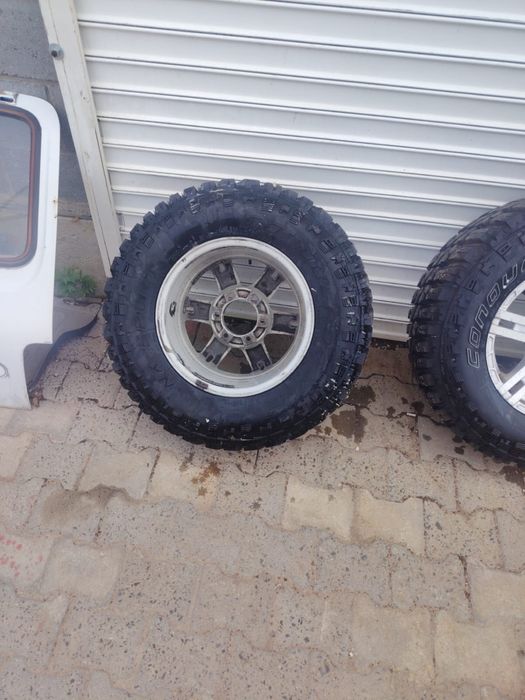 Продам комплект внедорожных шин с дисками