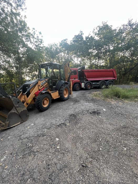 Buldoexcavator dotat cu cupa 30-60-90 si taluz si Picon