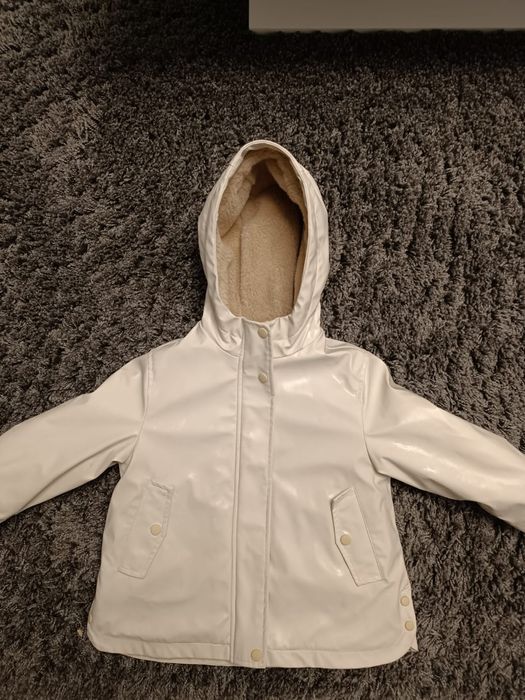 Geacă blanită pentru fetițe cât și băieți.