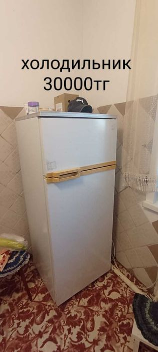 Продам б/у холодильник и мебель