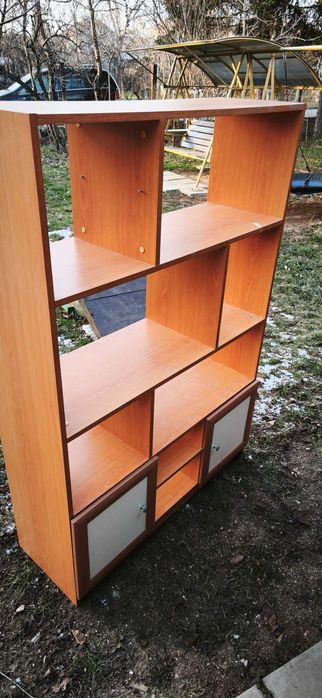 Трикрилен гардероб и етажерка