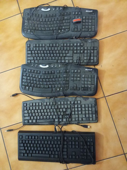 Vând tastaturi de la 50 lei la 80 și 3 monitoare