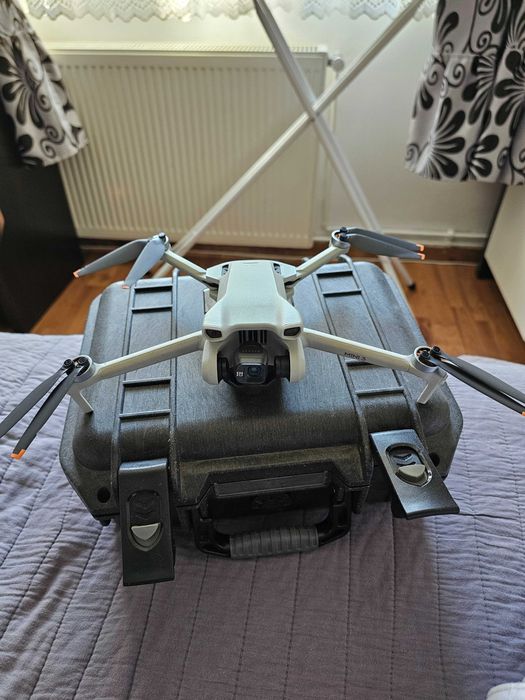 DJI Mini 3 – dronă cu 3 baterii și telecomandă cu ecranx