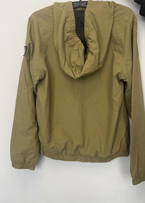 Продавам ветровка на calvin klein за дете до 12години!якето е за момче