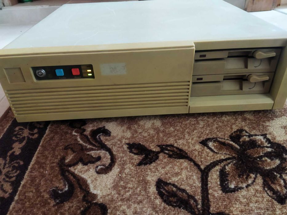 Стар компютър с монитор