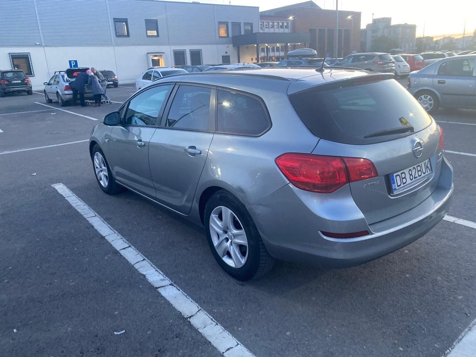 De vânzare Opel astra j sports tourer 2012