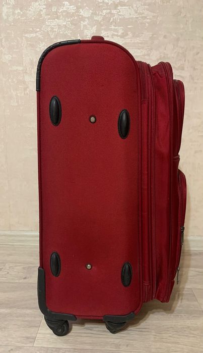 Чемодан бордовый