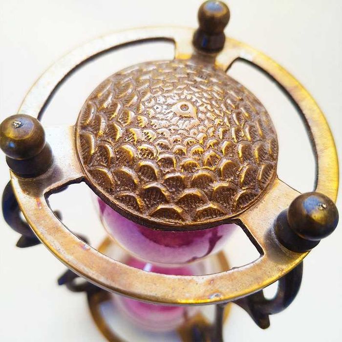 Пясъчен часовник с бронзова стойка