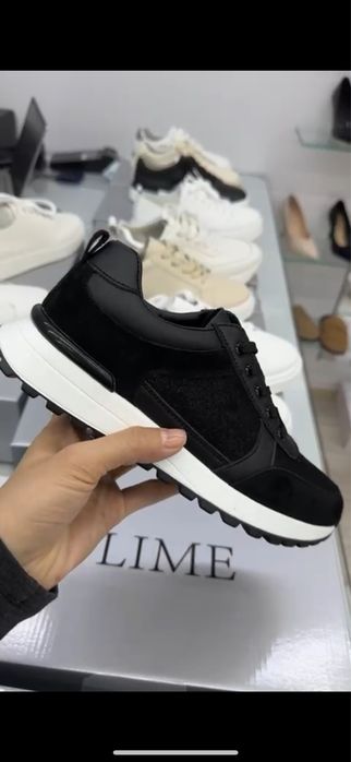 продам новые кроссовки