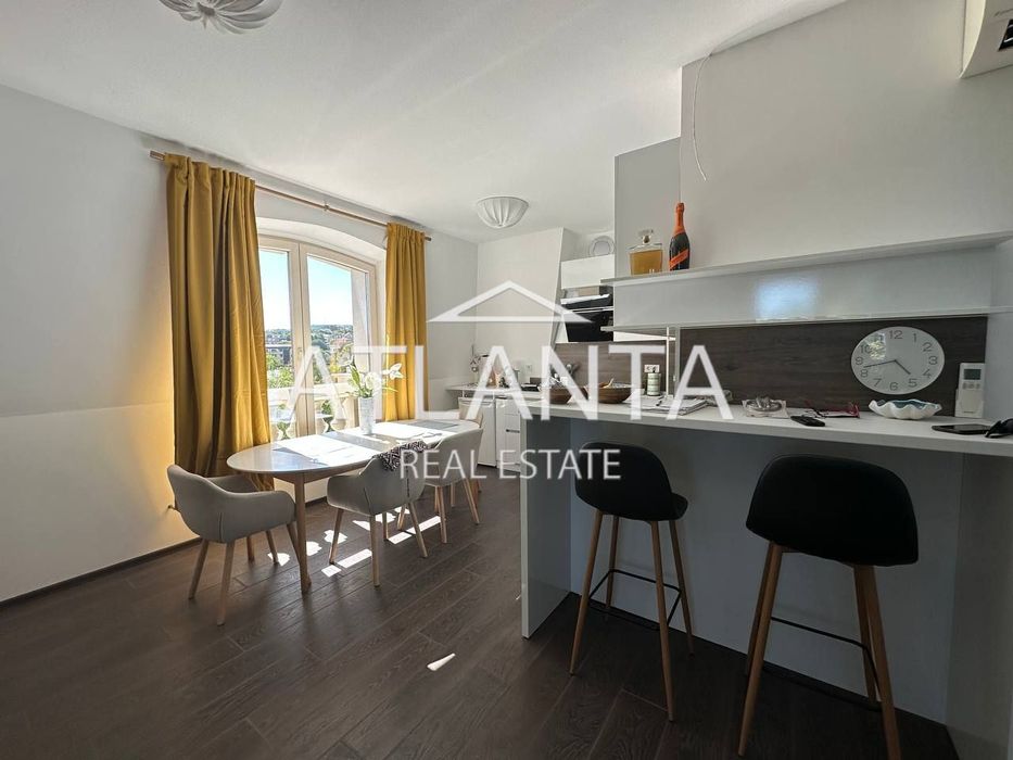 Дава се под наем Тристаен апартамент в к.к. Св.Св. Константин и Елена - 125 кв.м за 1500 € - Снимка #1