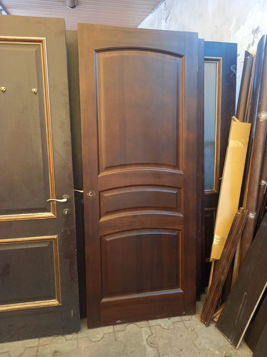 Двери дерева массив