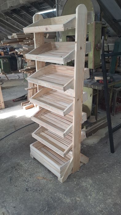 Стелажи от масивна дървесина