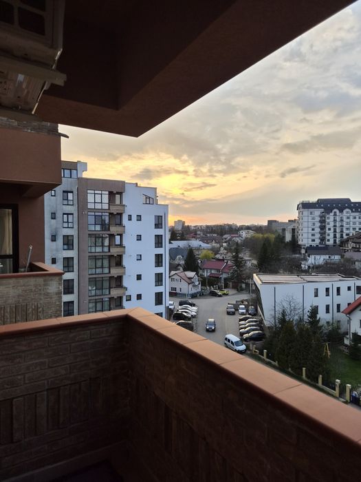 Închiriez apartament cu trei camere în bloc nou mobilat si utilat