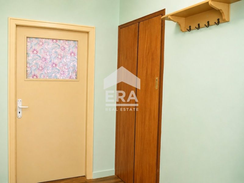 Тристаен панелен апартамент за продажба, с гледка към Варненското езер