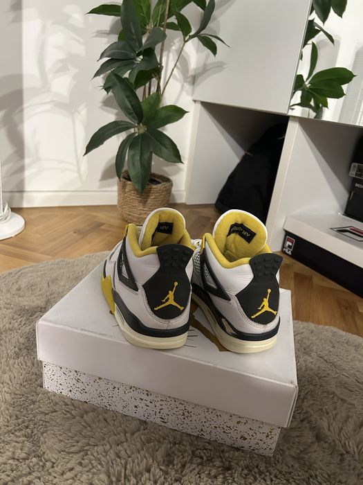 Nike Air Jordan 4 Sulfur, mărime 38.5, stare superba