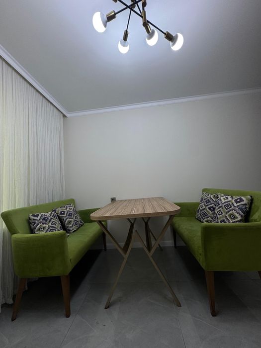 Кухонный стол с диванами