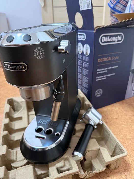 Кофеварка DeLonghi EC685.BK
