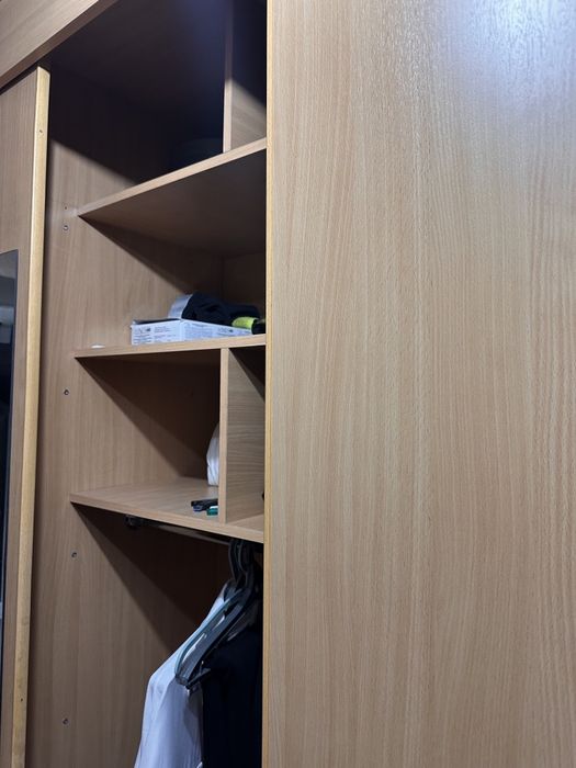 Шкаф в спальню с зеркалом