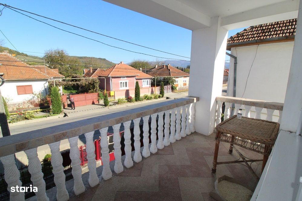 Vând casă P+E+Pod în Hațeg, teren 700 mp, garaj, filigorie...