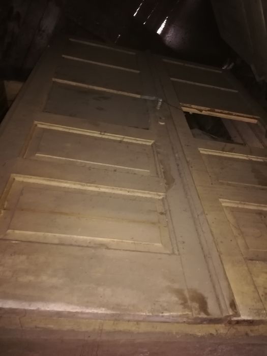 Usi și ferestre din lemn