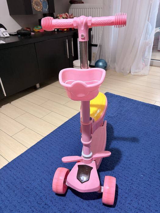 Trotineta de copii cu muzica si lumini