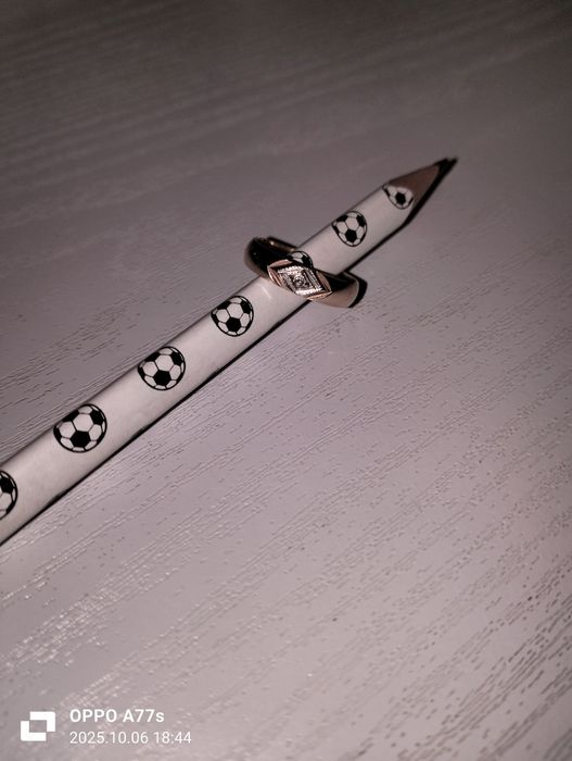 Продам золотое кольцо с бриллиантом