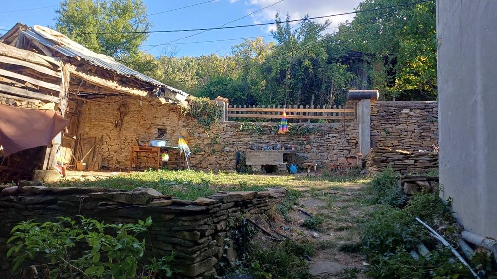 Продава се къща с дворно място