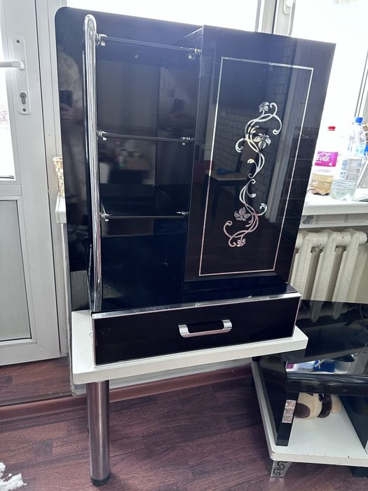 Срочго Продается тумба консоль под телевизор