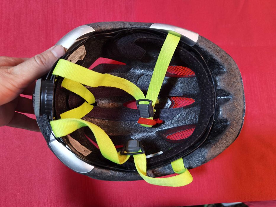 Продавам 2бр детски каски за глава