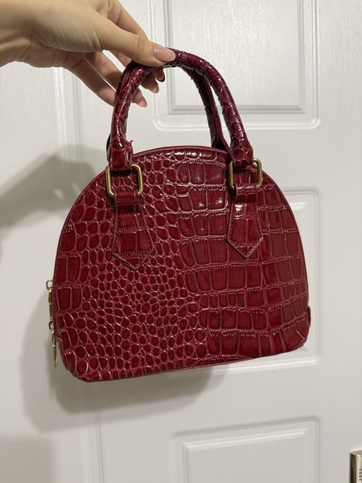 Дамска чанта цвят бордо бургунди червена къса и дълга дръжка