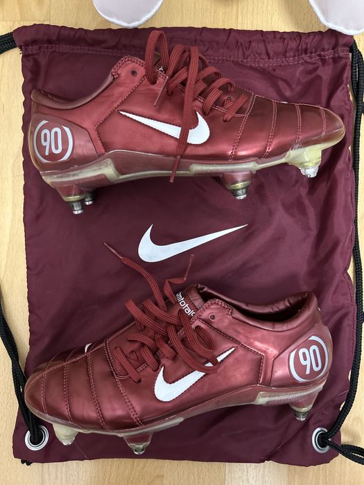 Ține-ți echilibrul pe stilul vechi ! Ghete fotbal nike zoom total 90 !