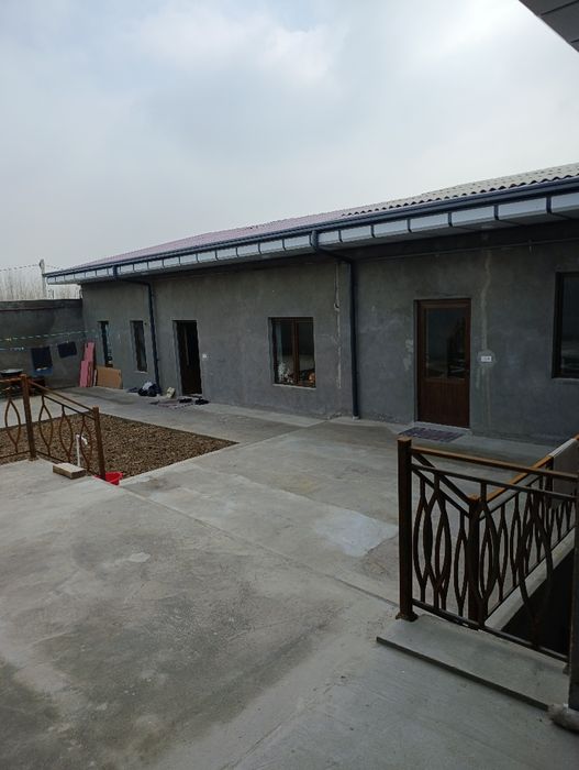 Hovli sotiladi 2.8 sotk 1 zal 3 ta spalniy 2 ta sanuzl 1 ta padvl