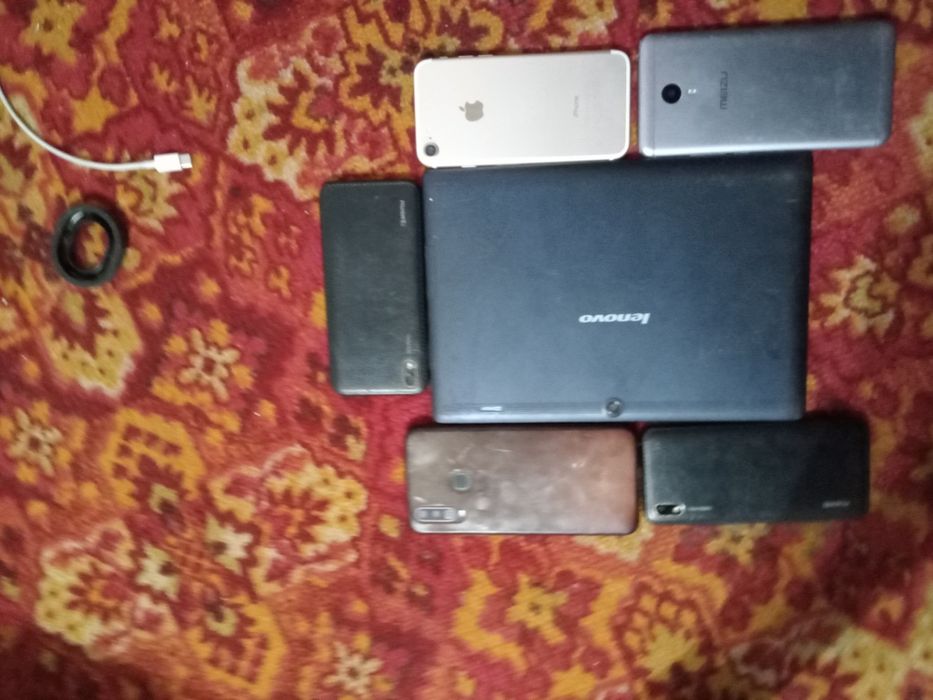 Продам телефоны .