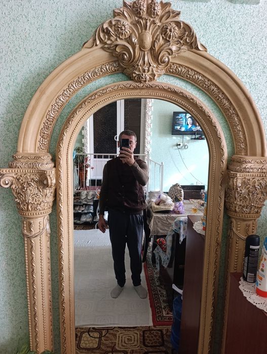 Продаётся зеркало.