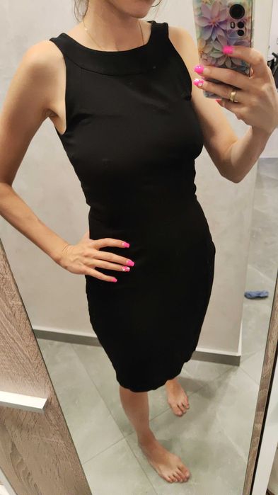 Рокля с ефектен гръб