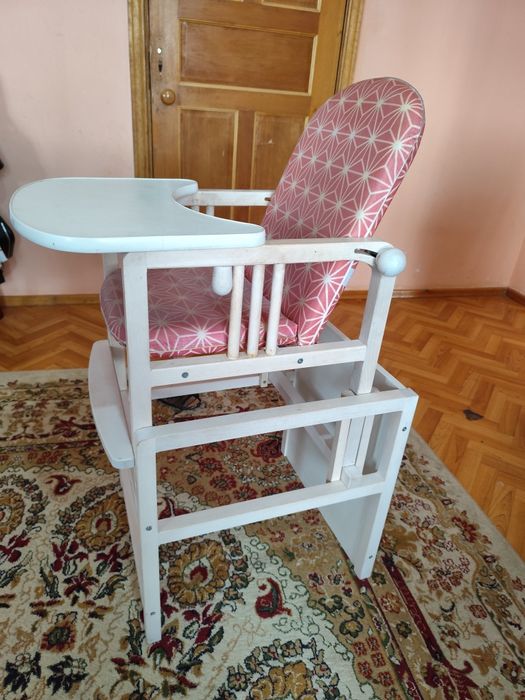 Продам манежу, качалку, стол стульчик.