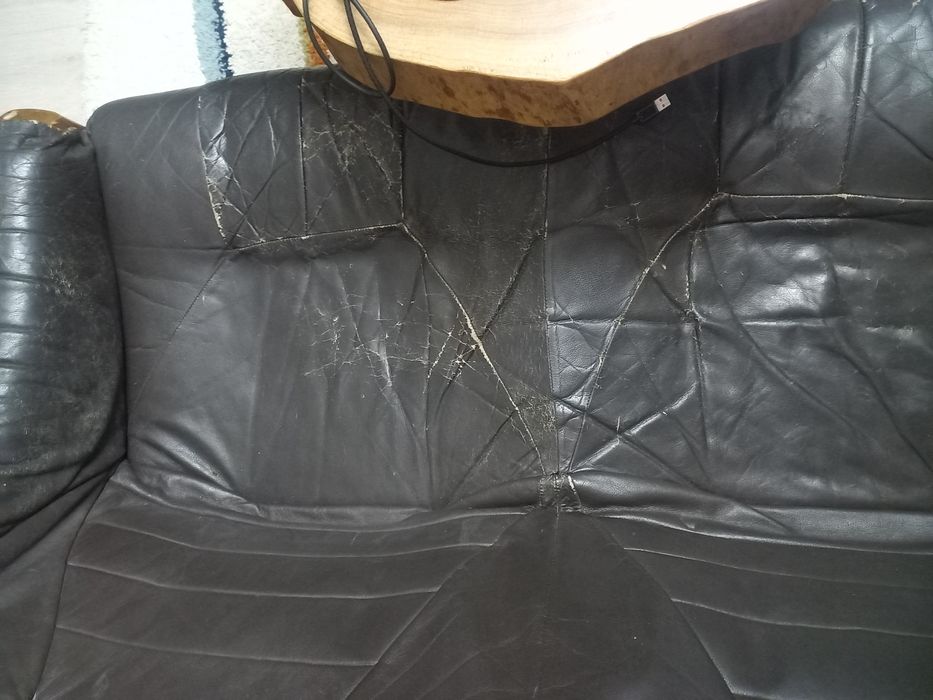 Диван кожанный..
