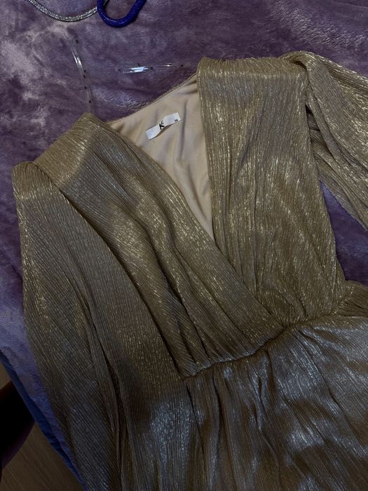 Золотистое платье