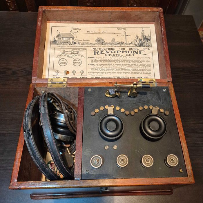 Radio vintage britanic din anii 1920, piesă de colecție rară