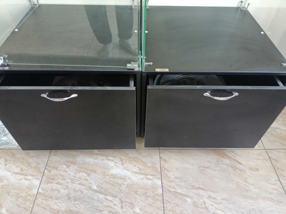 Срочно продам 2 стеклянных шкафа.