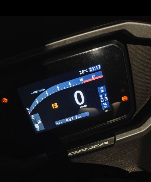 Vând Honda Forza 125 în garanție