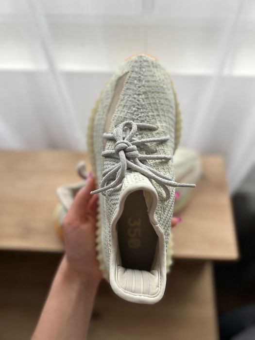 Yeezy 350 Bone .