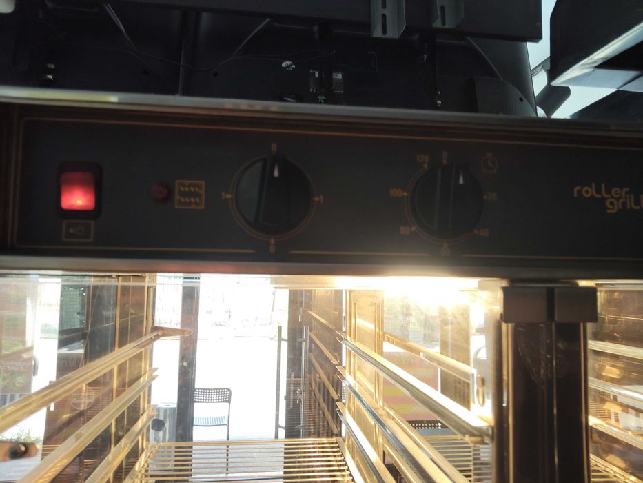 Vitrina Caldă roller grill