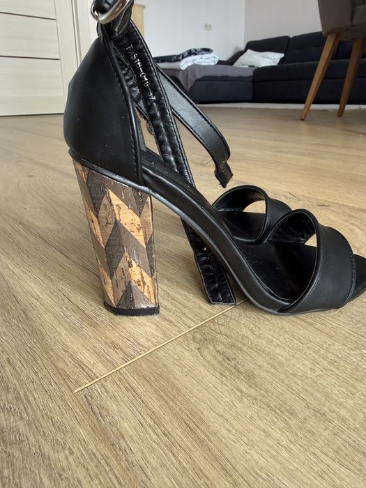 Черни сандали на дебел ток