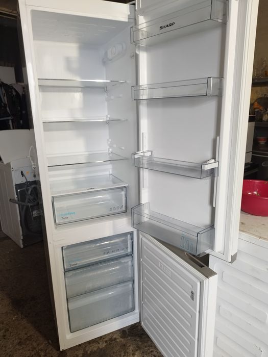 Хладилник с фризер Sharp