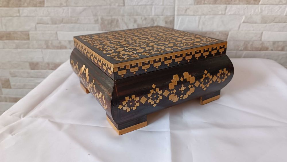 Стара дървена кутия за бижута - украсена с фурнир - №1