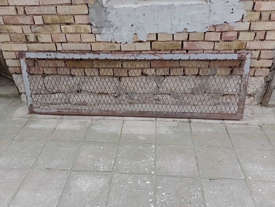 Метална решетка  подходяща за вратичка или преграда,за двор.
