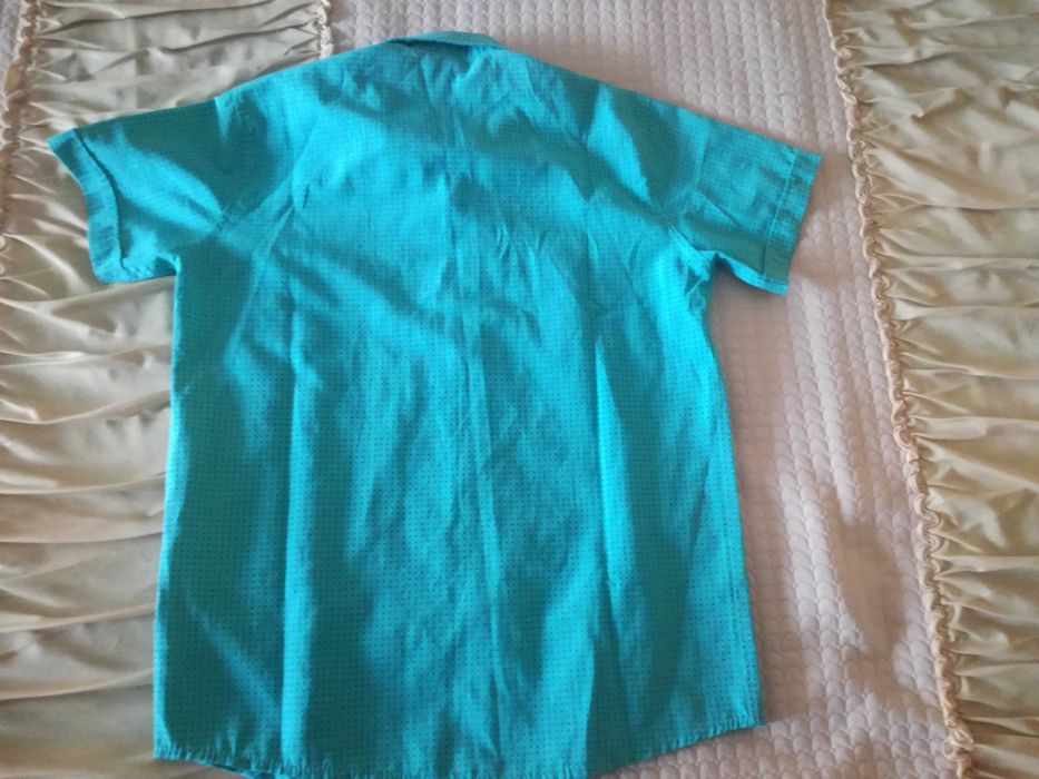 Продавам детска зелена ризка на черни точици маркова